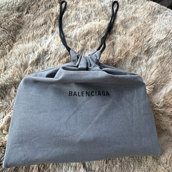 Women’s hourglass wallet on chain crocodile embossed in black. - Picture 3 of 3